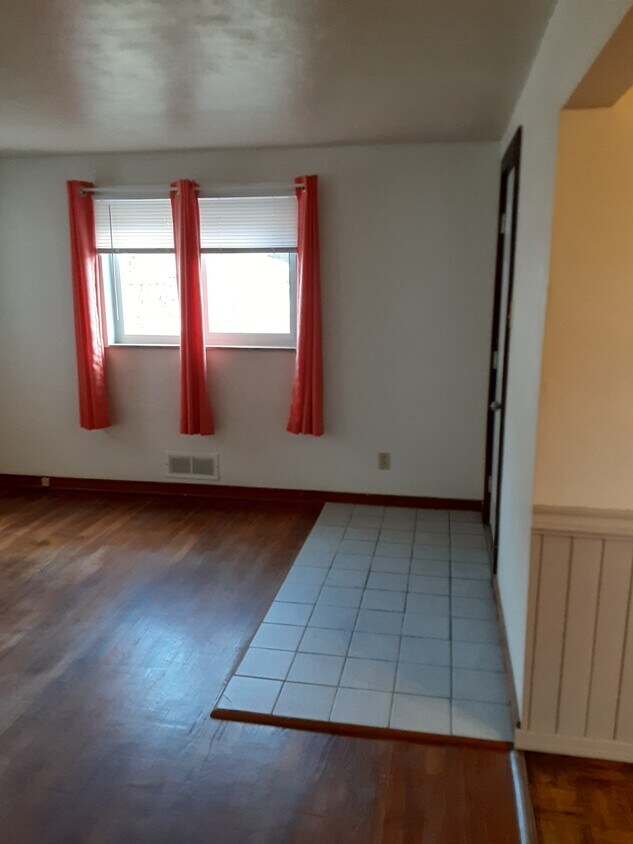 Livingroom - 1324 Kenberma Ave
