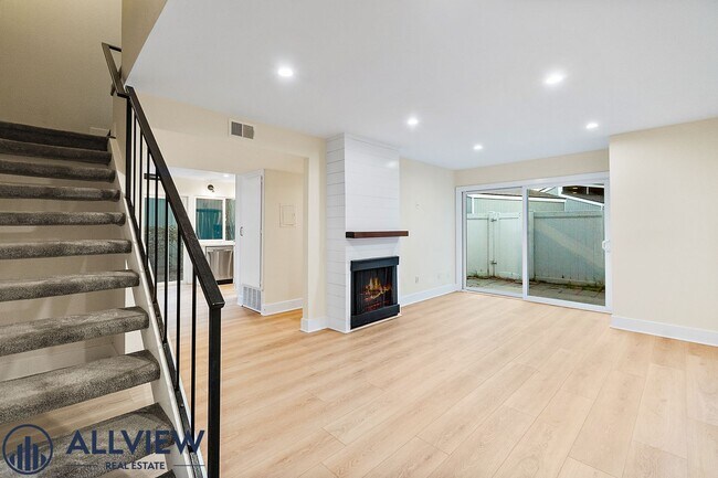 Building Photo - Contemporary 2 Bed/1.5 Bath Home in Newpor...