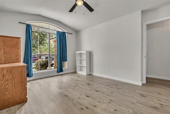 Building Photo - 915 Flanagan Dr