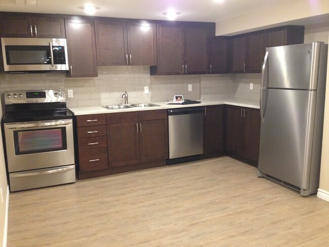 Building Photo - 713 Greenbriar Dr