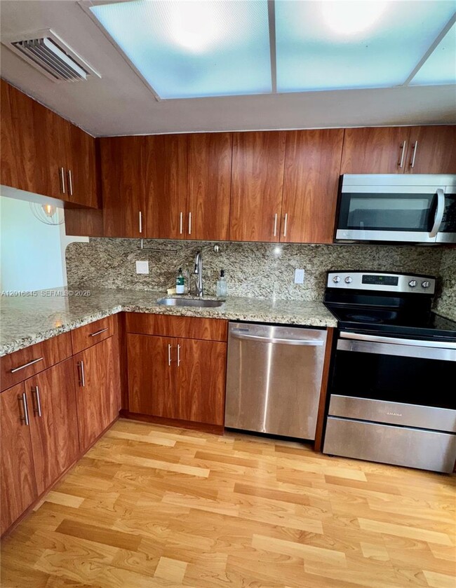 Building Photo - 2762 W 60th St