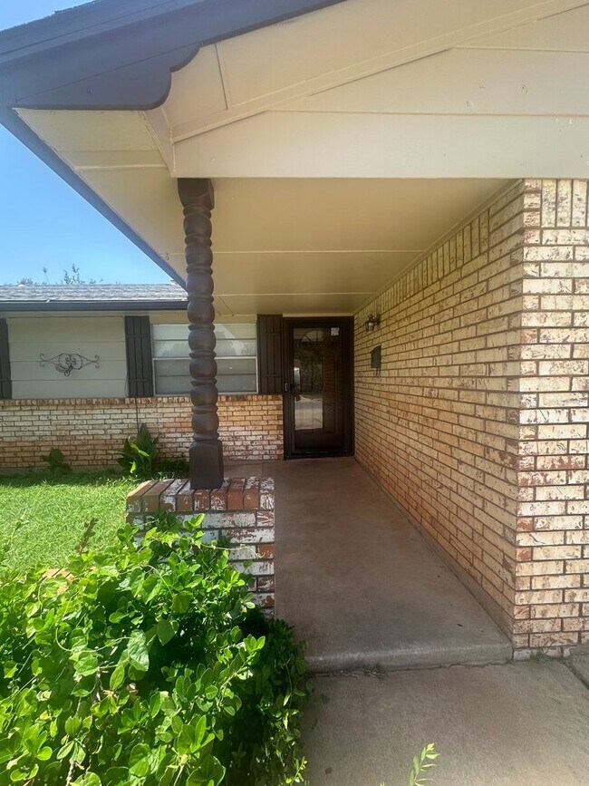 Foto del edificio - 4 Bed, 2 Bath house w/1 car garage