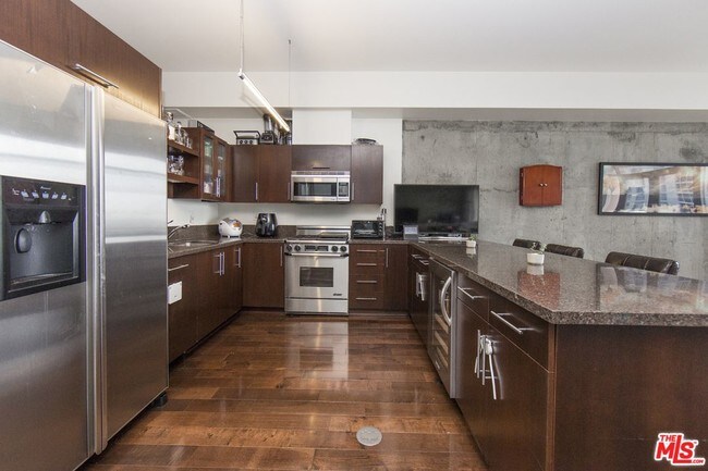 Full Kitchen - 1111 S Grand Ave