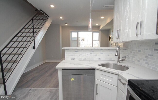 Building Photo - 2423 Frankford Ave