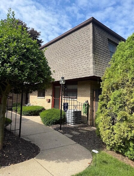 Foto del edificio - 2727 S Lakeshore Dr