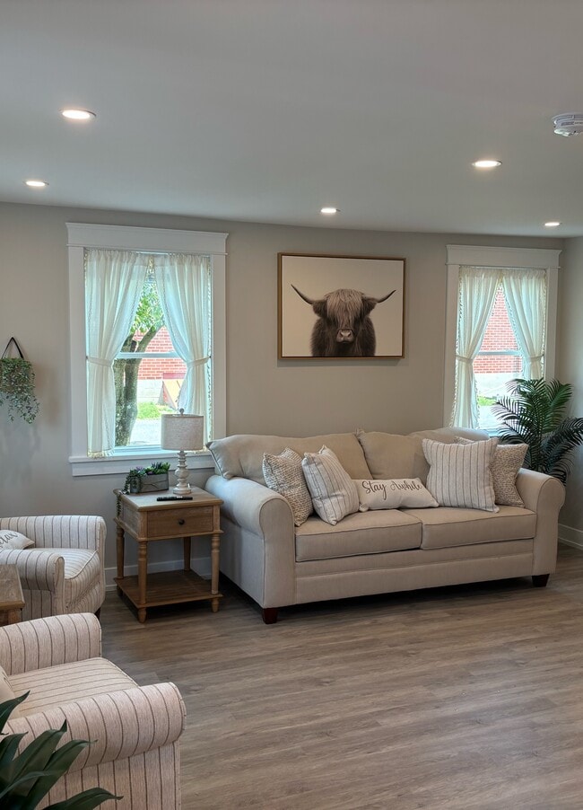 Building Photo - 36 W Main St