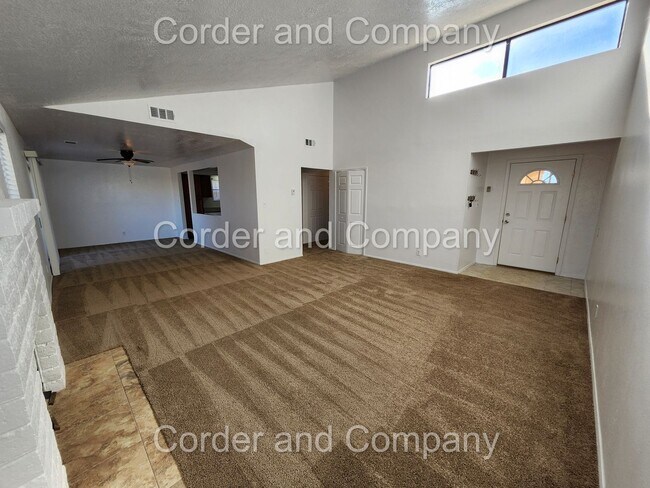 Foto del edificio - COMING SOON Nice 3 Bedroom, 1 3/4 Bathroom, 2 Car Garage and 1,452 Sq Ft. Home in Western Hills, ...