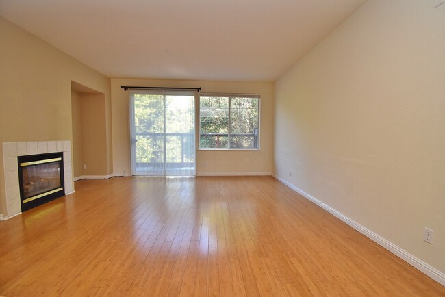 Foto del edificio - $3,150 / GORGEOUS TWO BEDROOM TOWNHOME IN ...