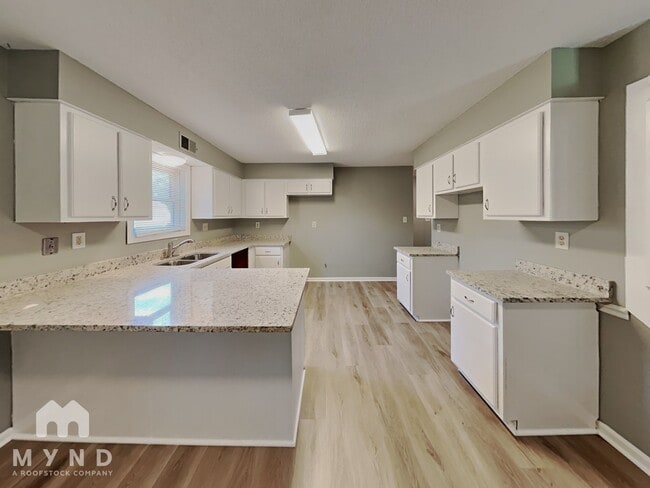 Building Photo - 6718 Lake Point Cir
