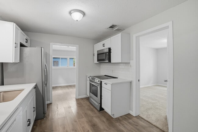 Building Photo - 505 E Heron St