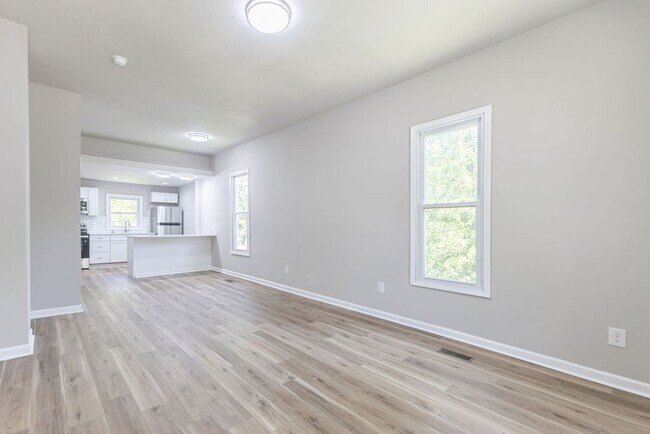 Foto del edificio - Remodeled 2-Bedroom Bungalow with Spacious Yard & 1-Car Basement Garage