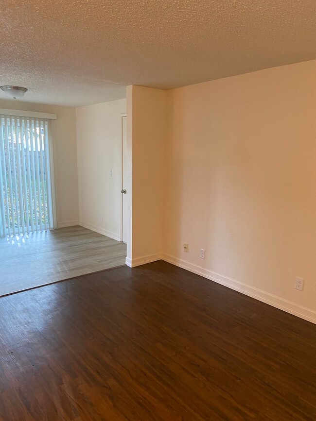 Foto del edificio - Remodeled River Road Townhome