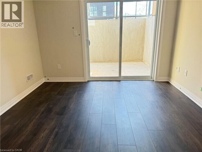 Photo du bâtiment - 32 Urbane Blvd