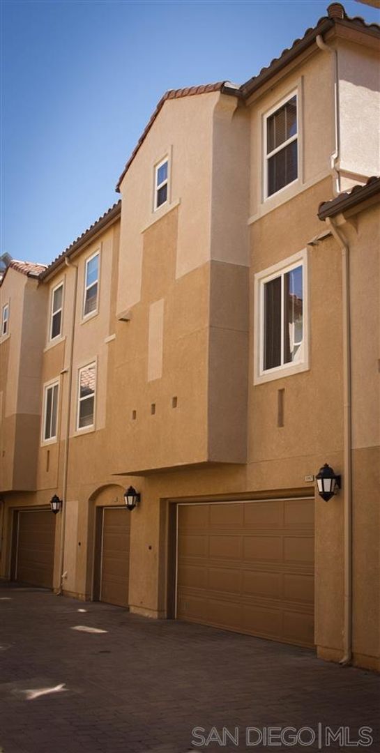 Foto del edificio - Modern Tri-Level Townhome – Bright, Spacious & Ready to Move In!