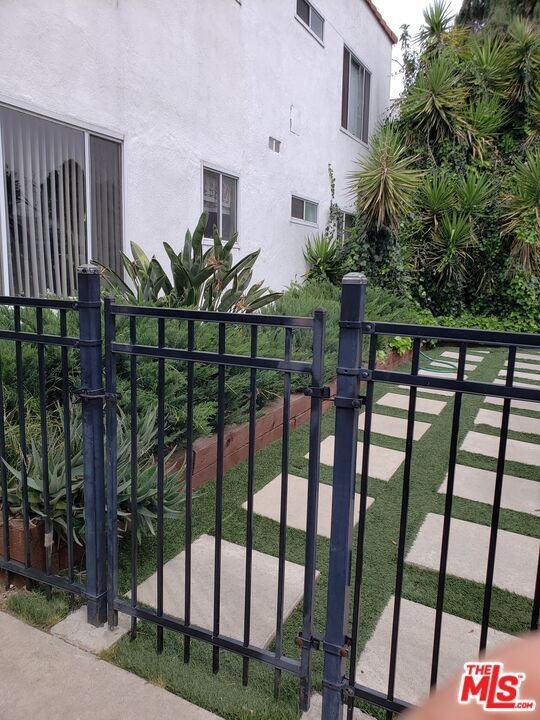 Foto del edificio - 5641 Halbrent Ave