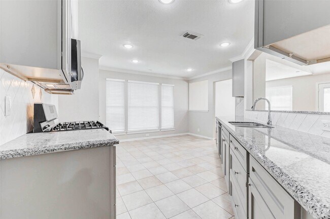 Foto del edificio - 2410 Clear Ridge Dr