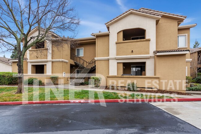 Building Photo - Gorgeous 2 Bedroom Roseville Condo in Gate...