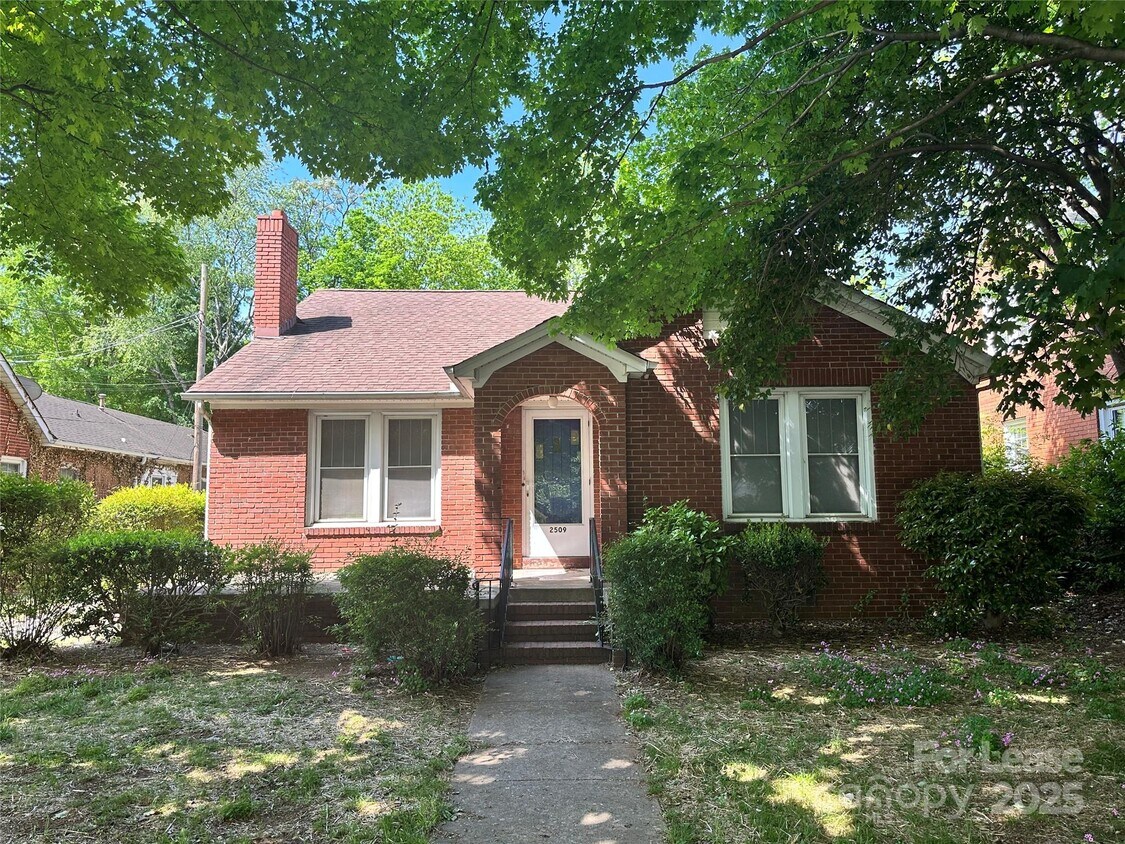 Foto principal - 2509 Tuckaseegee Rd