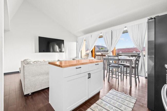 Foto del edificio - 84-621-755 Ala Mahiku St