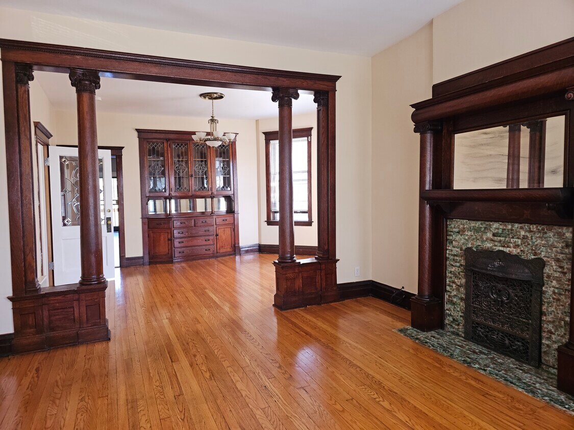 Primary Photo - 2115 N Sawyer Ave
