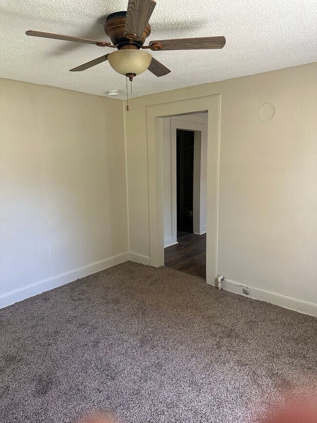 Building Photo - Recently refreshed 1 bedroom house