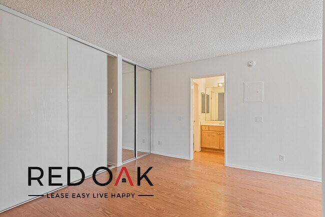 Foto del edificio - Spacious Jr One Bedroom with Large Sunny W...