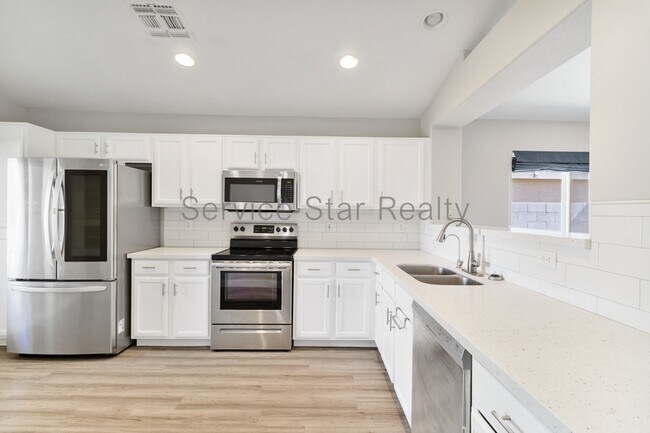 Building Photo - 2333 E Springfield Pl