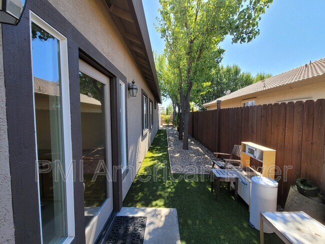 Foto del edificio - 721 Hillswick Cir