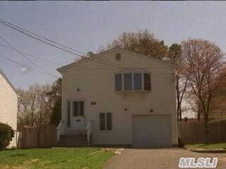 Primary Photo - 59 Poospatuck Ln