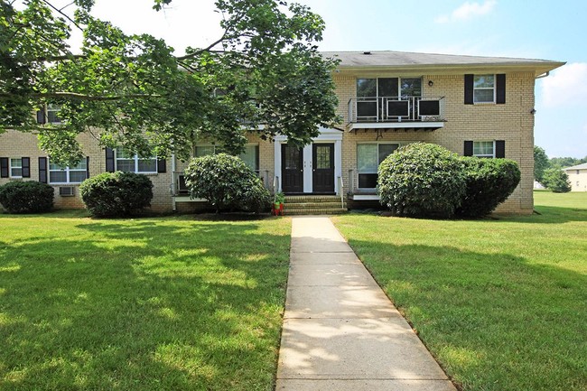 Foto del edificio - CHESTERFIELD AT FREEHOLD TOWNSHIP