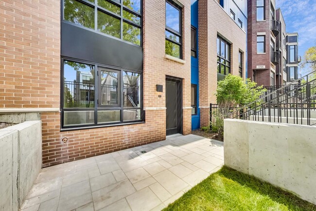 Foto del edificio - 1744 N Western Ave