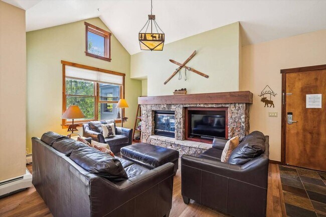 Foto del edificio - Walk to Main Street and the Slopes! Amenities Abound! Heat Included! Garage!