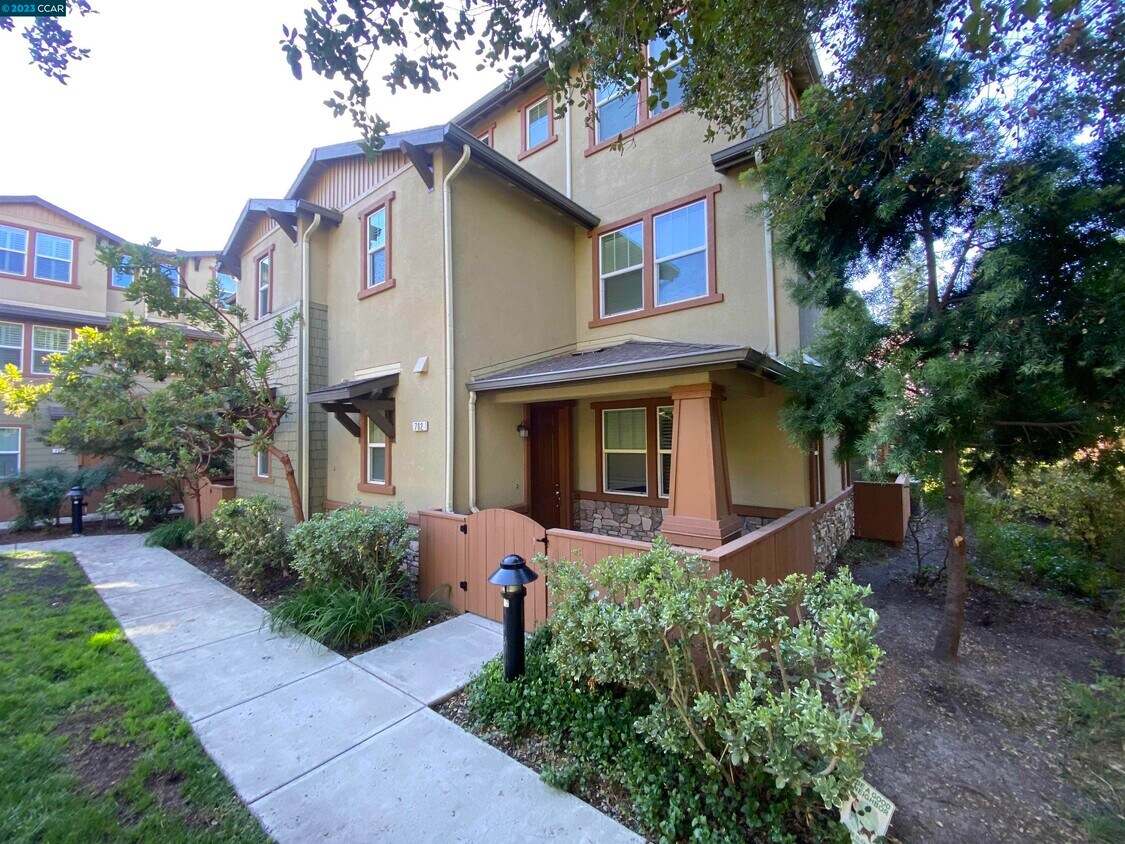 Primary Photo - 702 El Paseo Cir