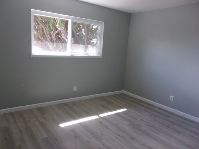 Building Photo - WEST SIDE PRUNE