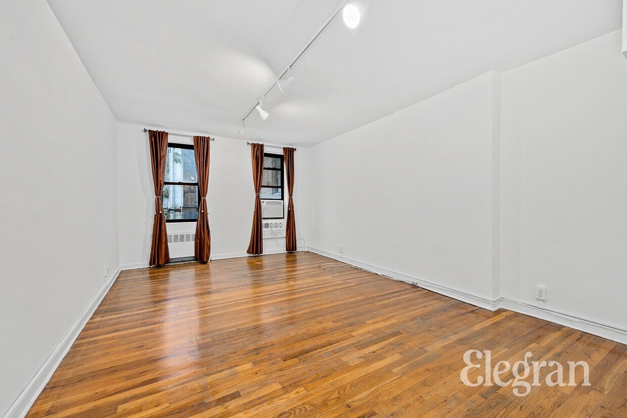 Primary Photo - 30 E 22nd St
