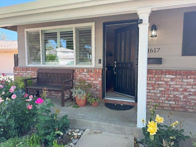 Building Photo - Stunning 3-Bedroom Home with Pool in South...