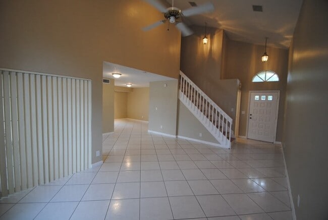 Building Photo - 1130 SE 6th Ct