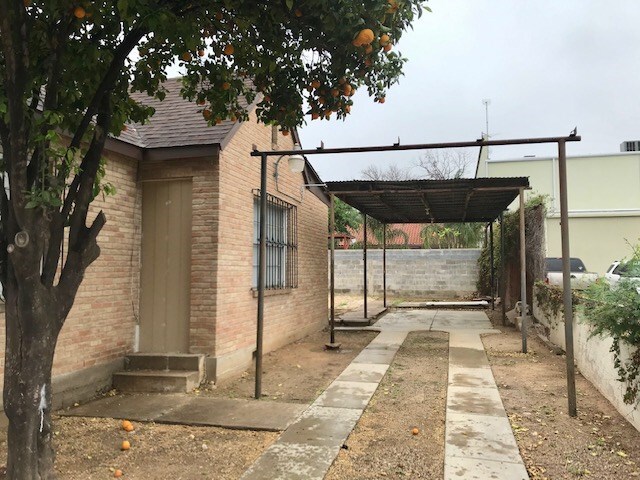 Building Photo - 1108 Laredo St