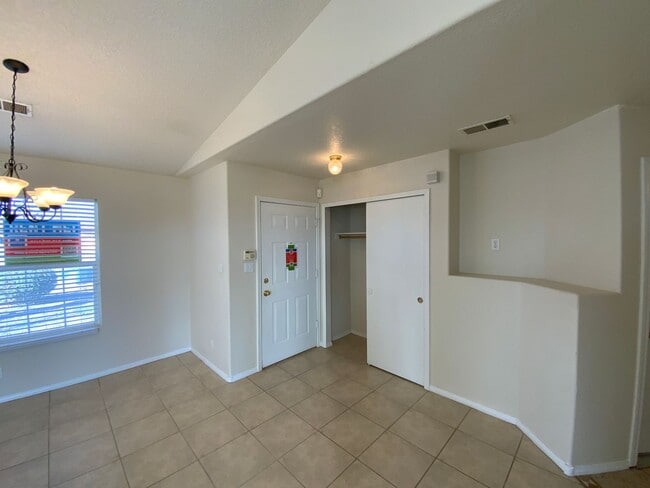 Building Photo - 3 Bedroom Single Story Home Available Near Unser Blvd NE & King Blvd NE!