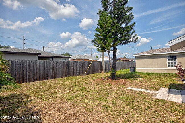 Foto del edificio - 824 Temple St