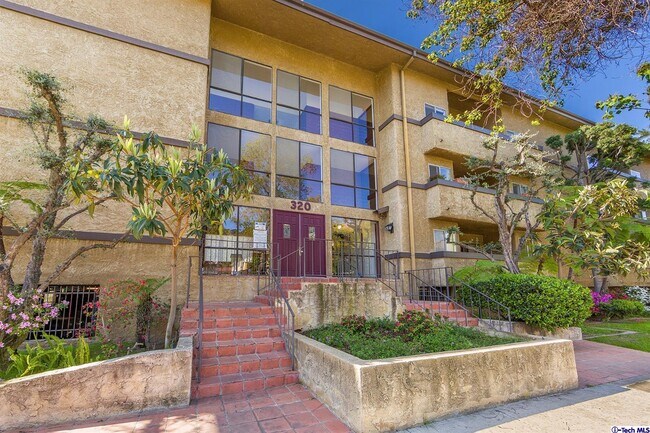Building Photo - 320 E Stocker St
