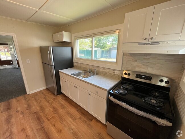 Building Photo - 53 Montauk St