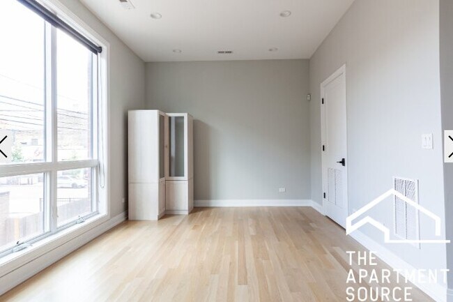 Foto del edificio - 1054 W Cornelia Ave
