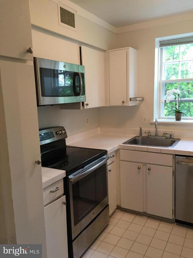 Foto del edificio - 3670 38th St NW