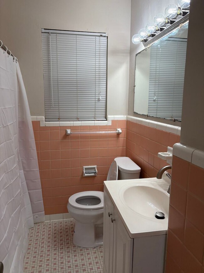 Foto del edificio - WS- 825/827 INGLESIDE DR