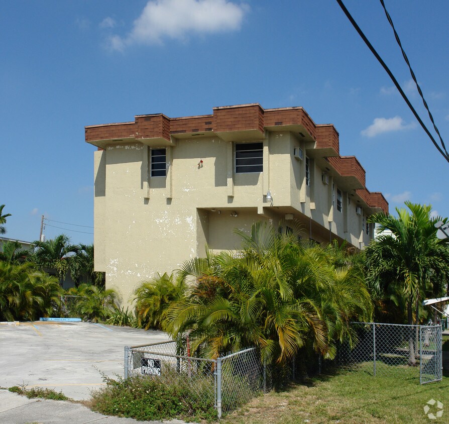 Building Photo - 2121 SW 2nd St