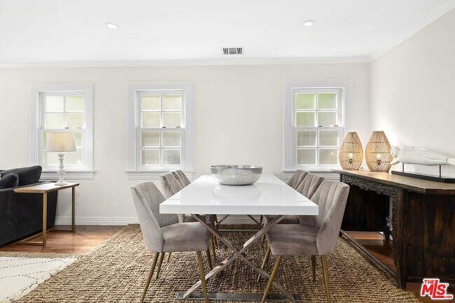 Foto del edificio - 639 Westbourne Dr