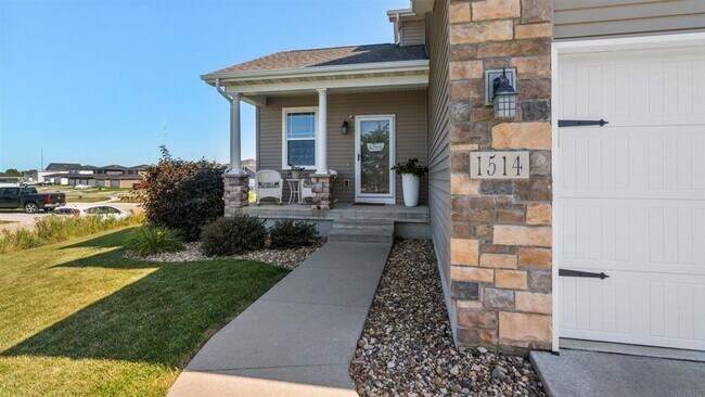 Building Photo - Move-In Ready Home with an Excellent Location