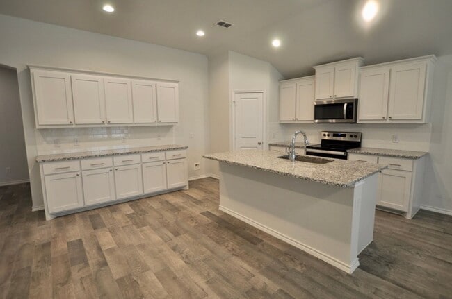 Foto del edificio - FOR LEASE! Super Nice 4 BR - 2 BA Brick Ho...