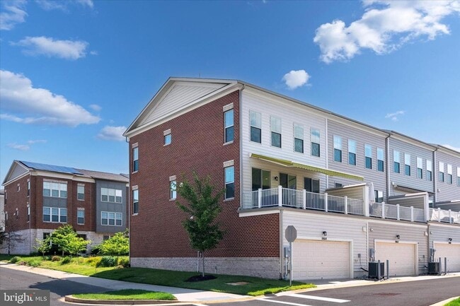 Photo - spacious 3-bedroom, 2 full and 2 half bathroom residence House